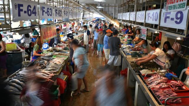Vendors enjoy brisk sales at a wet market in the Philippines. Photo credit: ADB.