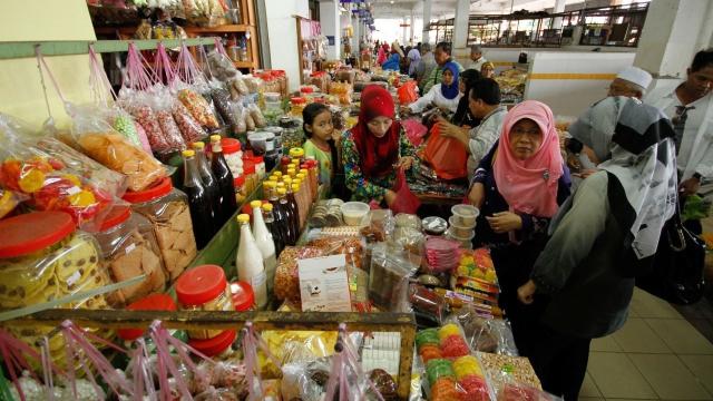 Women shopping at a market for halal products. Photo credit: ADB.
